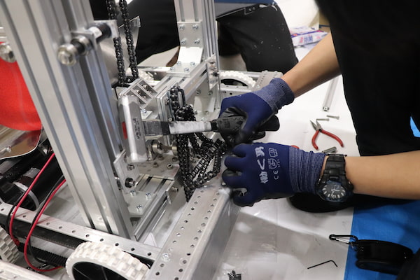 寄付についての画像　ロボットを製作している作業風景