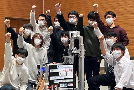 支援についての画像 メンバーが腕を上げている画像